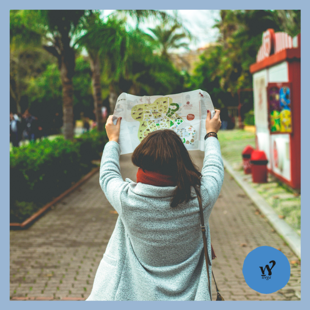 Una ragazza che guarda una cartina come simbolo di chi cerca e trova la strada per i propri obiettivi.