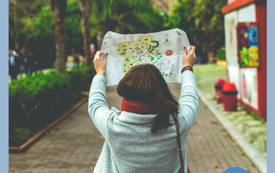 Una ragazza che guarda una cartina come simbolo di chi cerca e trova la strada per i propri obiettivi.
