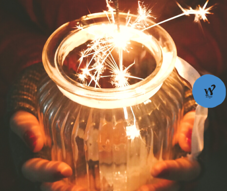 vaso di vetro con stelle filanti