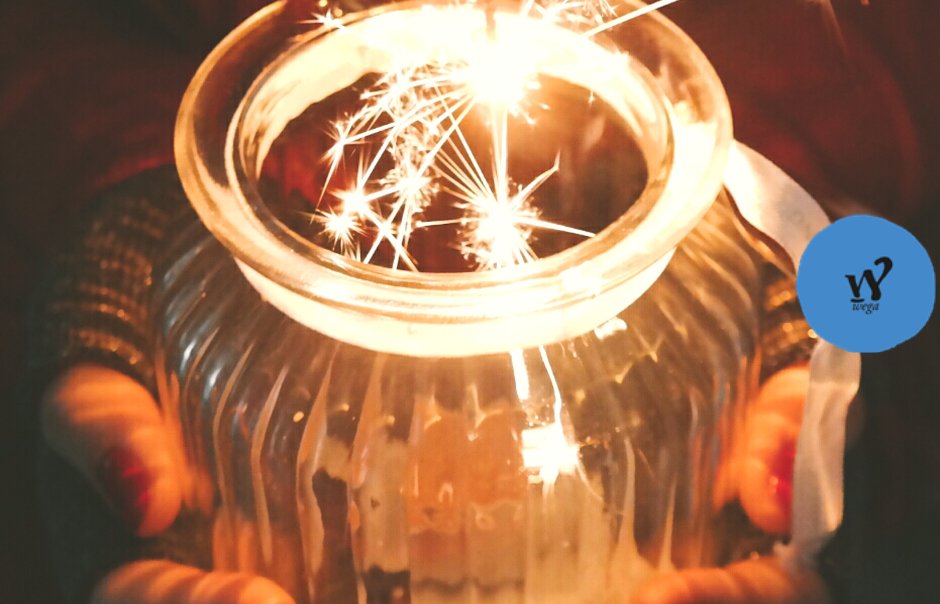 vaso di vetro con stelle filanti