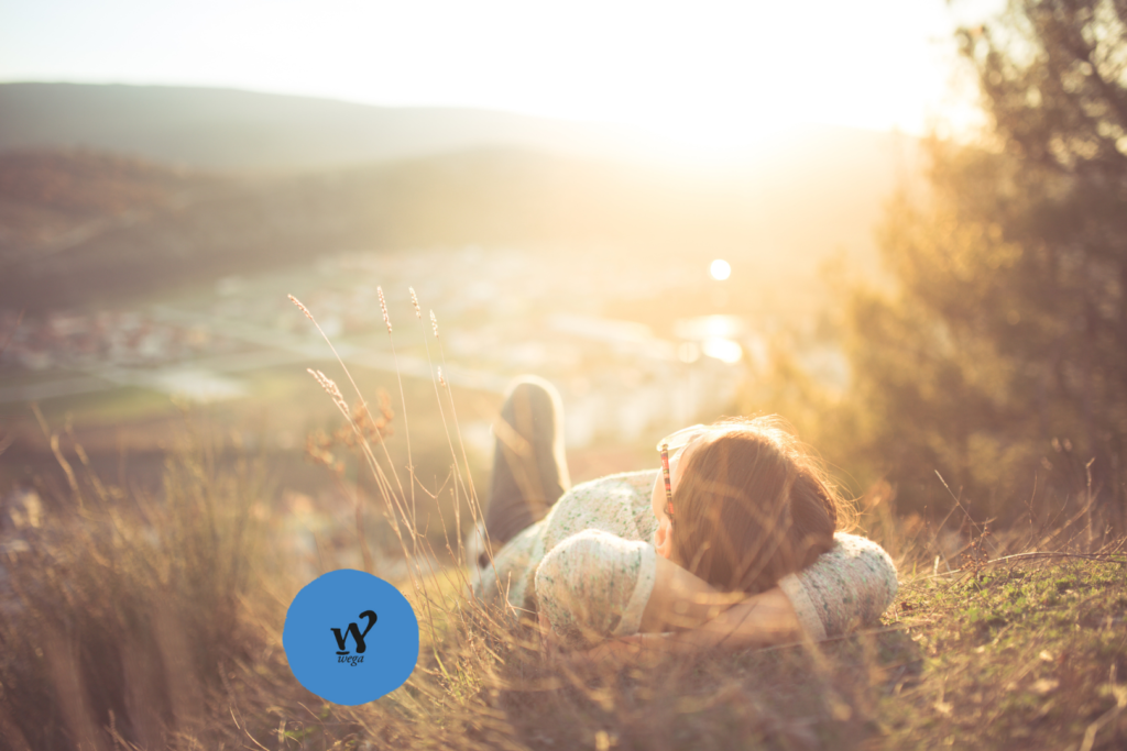 Immagine di persona rilassata su prato