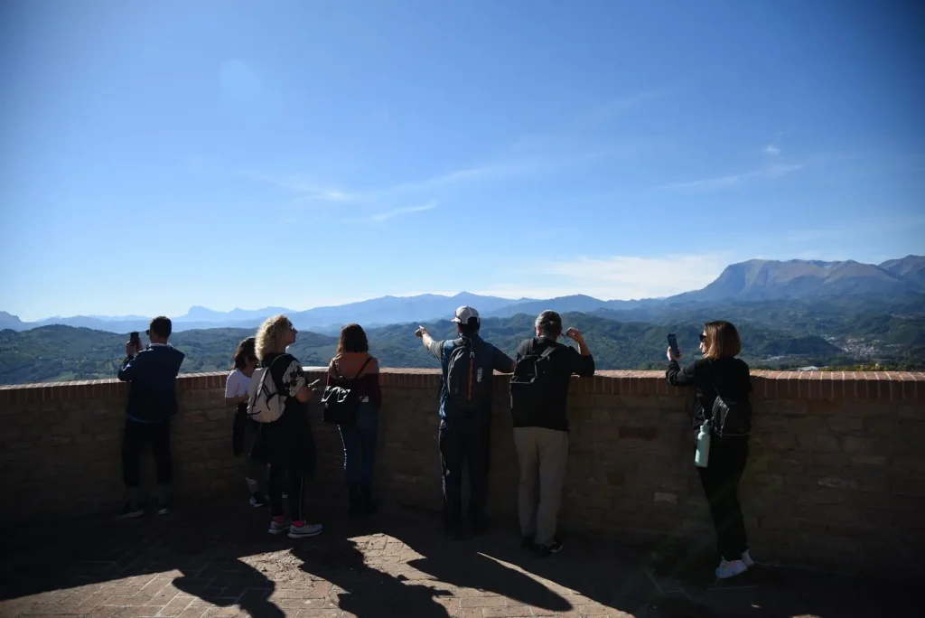 Partecipanti al seminario di crescita personale davanti al panorama di Montefalcone Appennino