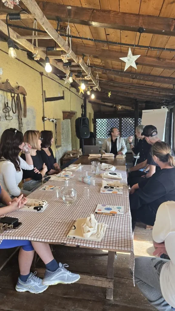 Seminario esperienziale di crescita personale nella sala di Casale Viozzi